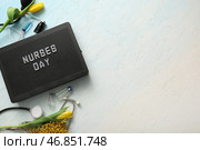 ДОРОГА МЕДСЕСТРЫ, медицинские принадлежности и цветы на светло-голубом фоне. Стоковое фото, фотограф Pixel_shot / Фотобанк Лори
