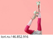 Ноги женщины на роликовых коньках на розовом фоне. Стоковое фото, фотограф Pixel_shot / Фотобанк Лори