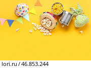 Композиция с вкусным попкорном, кукурузой, связкой пакетов и декором для празднования Феста Жунина на жёлтом фоне. Стоковое фото, фотограф Pixel_shot / Фотобанк Лори