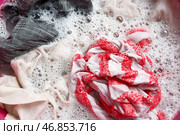 Пластиковый таз с грязным бельем, пеной и водой, крупный план. Стоковое фото, фотограф Pixel_shot / Фотобанк Лори