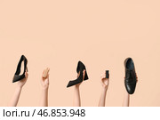 Женские руки с туфлями, щеткой и нитками для шитья на бежевом фоне. Концепция починки обуви. Стоковое фото, фотограф Pixel_shot / Фотобанк Лори