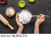 Женщина-кондитер готовит вкусные торты на черном фоне. Стоковое фото, фотограф Pixel_shot / Фотобанк Лори