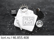 Мужская рубашка с короной, наручные часы и надпись PROM KING на черном гранжевом фоне. Стоковое фото, фотограф Pixel_shot / Фотобанк Лори