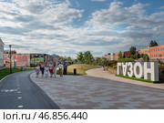 Tula, Russia, 24 July 2024. Proletarskaya embankment of the river Upa. Kremlin wall and Kazan embankment and park in the historical part of Tula near the Kremlin. Редакционное фото, фотограф Оксана Медведева / Фотобанк Лори