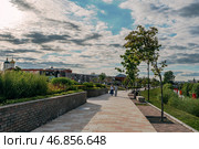 Tula, Russia, 24 July 2024. Proletarskaya embankment of the river Upa. Kremlin wall and Kazan embankment and park in the historical part of Tula near the Kremlin. Редакционное фото, фотограф Оксана Медведева / Фотобанк Лори