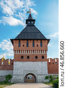 Tula, Russia, 24 July 2024. Proletarskaya embankment of the Upa River. The Water Gate Tower of the Tula Kremlin. Редакционное фото, фотограф Оксана Медведева / Фотобанк Лори