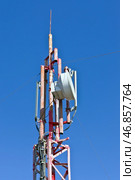 Вышка с антеннами сотовой связи на фоне голубого неба. GSM Antenna against blue sky. Стоковое фото, фотограф Татьяна Д / Фотобанк Лори