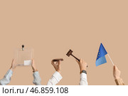 Руки с избирательной урной, судейским молотком и флагом ЕС на бежевом фоне. Концепция выборов. Стоковое фото, фотограф Pixel_shot / Фотобанк Лори