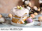 Композиция с вкусным украшенным пасхальным пирогом и раскрашенными яйцами на тарелке на цветном фоне. Стоковое фото, фотограф Pixel_shot / Фотобанк Лори