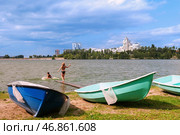 Voronezh, Russia, 19 July 2024: Beach and boats for hire on the embankment of Dolphin Park on a summer's day in Voronezh (2019 год). Редакционное фото, фотограф Оксана Медведева / Фотобанк Лори