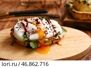 Доска с вкусным яйцом Бенедикт на деревянном столе, крупным планом. Стоковое фото, фотограф Pixel_shot / Фотобанк Лори