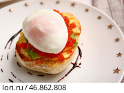 Тарелка с вкусным яйцом Бенедикт на белом столе, крупным планом. Стоковое фото, фотограф Pixel_shot / Фотобанк Лори