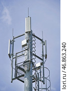 Вышка с антеннами сотовой связи на фоне голубого неба. GSM Antenna against blue sky. Стоковое фото, фотограф Татьяна Д / Фотобанк Лори