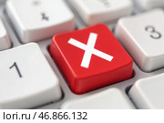 Красная клавиша с символом X на клавиатуре компьютера, представляющая ошибку или удаление. Стоковое AI-изображение, AI-художник Елена Болотина / Фотобанк Лори
