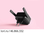 Черный повторитель Wi-Fi на розовом фоне. Стоковое фото, фотограф Pixel_shot / Фотобанк Лори