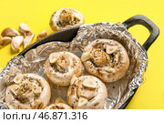 Форма для запекания с сырыми грибами, специями и чесноком на желтом фоне, крупным планом. Стоковое фото, фотограф Pixel_shot / Фотобанк Лори