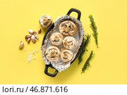 Блюдо для выпечки с сырыми грибами, специями и розмарином на желтом фоне. Стоковое фото, фотограф Pixel_shot / Фотобанк Лори