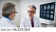 A neurosurgeon discusses brain surgery. Стоковое AI-изображение, AI-художник Александр Поташев / Фотобанк Лори