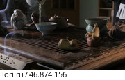 Traditional Chinese Tea Ceremony and pour the tea in a glass of the clay. Стоковое фото, фотограф David Kashakhi / Фотобанк Лори