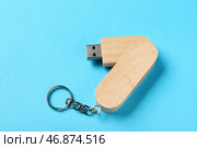 Деревянная флешка на синем фоне. Стоковое фото, фотограф Pixel_shot / Фотобанк Лори
