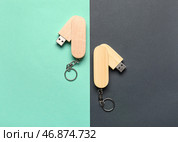 Деревянные флешки на бирюзово-черном фоне. Стоковое фото, фотограф Pixel_shot / Фотобанк Лори