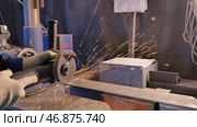 Craftsman sawing metal with disk grinder in workshop. Стоковое фото, фотограф David Kashakhi / Фотобанк Лори