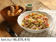 Чаша вкусного салата Оливье на деревянном фоне. Стоковое фото, фотограф Pixel_shot / Фотобанк Лори