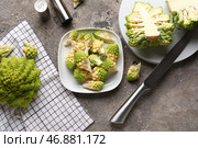 Тарелки с романской капустой на сером гранж-фоне. Стоковое фото, фотограф Pixel_shot / Фотобанк Лори
