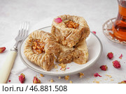 Тарелка вкусной пахлавы на светлом фоне крупным планом. Стоковое фото, фотограф Pixel_shot / Фотобанк Лори