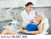 Cosmetologist makes cryo therapy lifting with skin rejuvenation and smoothing for woman use electric device equipment in spa center. Стоковое фото, фотограф Яков Филимонов / Фотобанк Лори