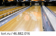 Bowling pins fly to the sides of a ball. Стоковое фото, фотограф David Kashakhi / Фотобанк Лори