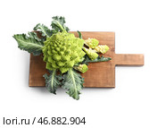 Деревянная доска с капустой романеско на белом фоне. Стоковое фото, фотограф Pixel_shot / Фотобанк Лори