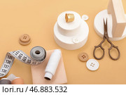 Подиумы с портновскими принадлежностями на бежевом фоне. Стоковое фото, фотограф Pixel_shot / Фотобанк Лори