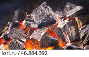 TView Of Hot Flaming Charcoal Briquettes Glowing In The BBQ Grill Pit. Стоковое фото, фотограф David Kashakhi / Фотобанк Лори