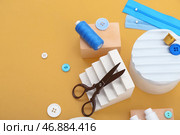 Подиумы с портновскими принадлежностями на бежевом фоне. Стоковое фото, фотограф Pixel_shot / Фотобанк Лори