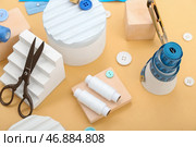 Подиумы с портновскими принадлежностями на бежевом фоне. Стоковое фото, фотограф Pixel_shot / Фотобанк Лори