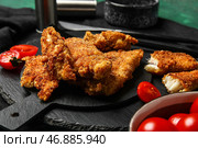 Доски с вкусной жареной треской на зеленом фоне. Стоковое фото, фотограф Pixel_shot / Фотобанк Лори