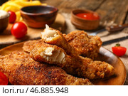 Тарелка вкусной жареной трески на деревянном фоне, крупным планом. Стоковое фото, фотограф Pixel_shot / Фотобанк Лори