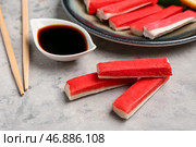 Вкусные крабовые палочки с соусом на фоне гранж. Стоковое фото, фотограф Pixel_shot / Фотобанк Лори