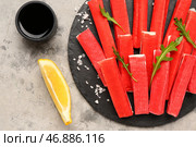 Грифельная доска с вкусными крабовыми палочками и соусом на фоне гранж, крупным планом. Стоковое фото, фотограф Pixel_shot / Фотобанк Лори
