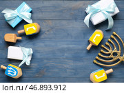 Композиция кану́ка с мена́рой, кру́тилками и подаро́чными коро́бками на голубом деревянном фо́не. Стоковое фото, фотограф Pixel_shot / Фотобанк Лори