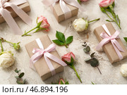 Флористическая композиция с розами и красиво упакованными подарочными коробками на светлом фоне. Стоковое фото, фотограф Pixel_shot / Фотобанк Лори