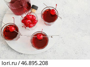 Бокалы вкусного коктейля Манхэттен с вишней на светлом фоне. Стоковое фото, фотограф Pixel_shot / Фотобанк Лори
