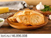 Тарелка вкусных сухариков на столе. Стоковое фото, фотограф Pixel_shot / Фотобанк Лори