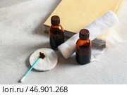 Бутылки с йодом, ватный тампон, подушечка и марлевый валик на гранж-фоне. Стоковое фото, фотограф Pixel_shot / Фотобанк Лори