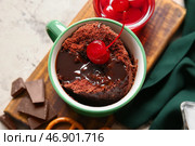 Чашка с вкусным шоколадным пирожным на столе. Стоковое фото, фотограф Pixel_shot / Фотобанк Лори