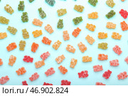 Различные вкусные желейные мишки на цветном фоне. Стоковое фото, фотограф Pixel_shot / Фотобанк Лори