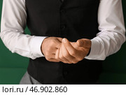 Джентльмен в стильной одежде поправляет рукав на цветном фоне, крупным планом. Стоковое фото, фотограф Pixel_shot / Фотобанк Лори
