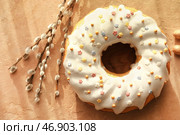 Тарелка с вкусным куличом и ветвями ивы на бежевом фоне. Стоковое фото, фотограф Pixel_shot / Фотобанк Лори