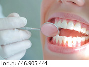 Dentist examining patient's teeth with dental mirror and probe. Стоковое AI-изображение, AI-художник Юрий Поздников / Фотобанк Лори